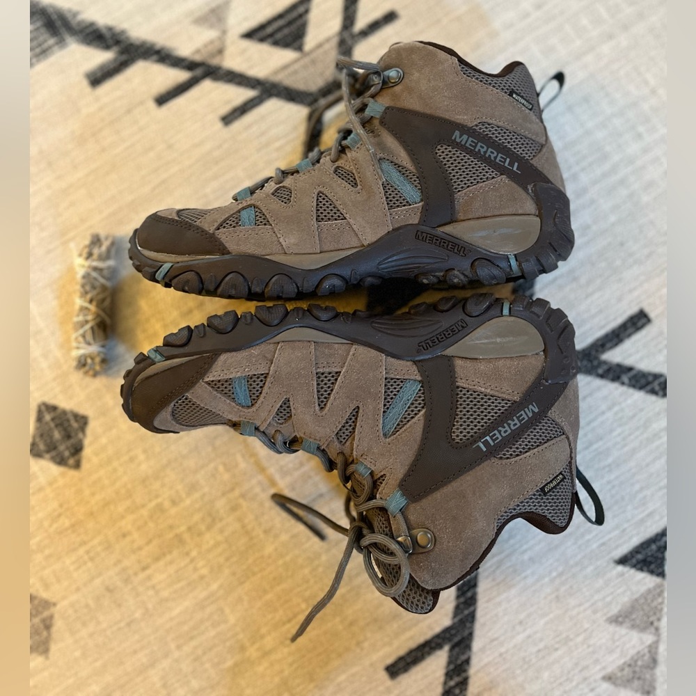 Merrell Deverta 2 hiking boot - size 9.5 - light brown, dark brown, and blue.